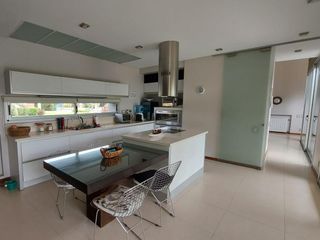 EN VENTA - CASA 3 DORMITORIOS C/ ESCRITORIO- COCHERA- PISCINA -  MIRAFLORES, FUNES HILLS