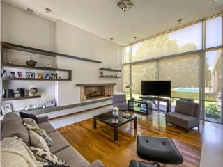 EN VENTA - CASA 3 DORMITORIOS C/ ESCRITORIO- COCHERA- PISCINA -  MIRAFLORES, FUNES HILLS