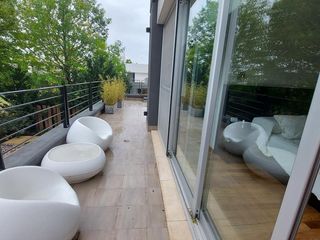 EN VENTA - CASA 3 DORMITORIOS C/ ESCRITORIO- COCHERA- PISCINA -  MIRAFLORES, FUNES HILLS