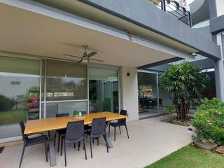 EN VENTA - CASA 3 DORMITORIOS C/ ESCRITORIO- COCHERA- PISCINA -  MIRAFLORES, FUNES HILLS
