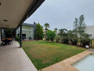 EN VENTA - CASA 3 DORMITORIOS C/ ESCRITORIO- COCHERA- PISCINA -  MIRAFLORES, FUNES HILLS