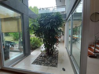 EN VENTA - CASA 3 DORMITORIOS C/ ESCRITORIO- COCHERA- PISCINA -  MIRAFLORES, FUNES HILLS