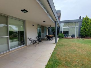 EN VENTA - CASA 3 DORMITORIOS C/ ESCRITORIO- COCHERA- PISCINA -  MIRAFLORES, FUNES HILLS