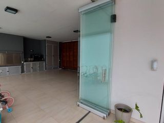 EN VENTA - CASA 3 DORMITORIOS C/ ESCRITORIO- COCHERA- PISCINA -  MIRAFLORES, FUNES HILLS