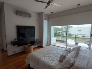 EN VENTA - CASA 3 DORMITORIOS C/ ESCRITORIO- COCHERA- PISCINA -  MIRAFLORES, FUNES HILLS