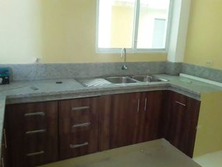 Foto 3 de Av. C.Julio Arosemena, Vta. Casa de Estreno Urb. Altagracia(J.Luna)
