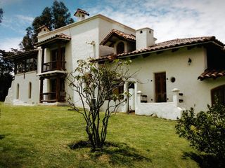 Casa en Venta de 4 habitaciones, estilo rústico, áreas verdes y árboles frutales, Sangolquí