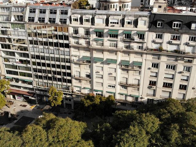 Piso 300 m2 y 2 cocheras sobre Plaza San Martin con excelentes vistas al Río