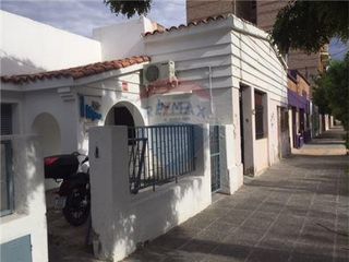Foto 4 de Venta Casa Con Lote apto desarrollo General Roca frente a Clínica Roca