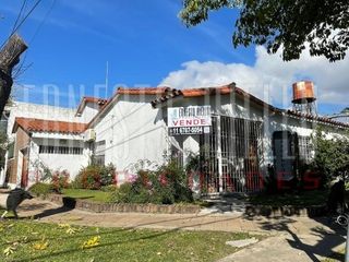 Foto 1 de VENTA CASA 3 AMB C/ COCHERA Y PATIO SOBRE 12 DE OCT. QUILMES O.