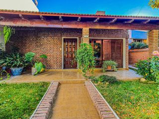 Foto 2 de Excelente Casa 5 Amb. En Venta - Villa Regina, Rio Negro