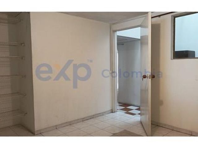 Bodega con sellamiento de ruido + Oficinas/Residencial