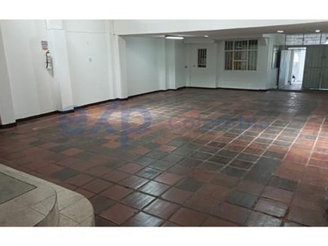 Bodega con sellamiento de ruido + Oficinas/Residencial
