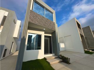 Foto 1 de CASAS EN VENTA EN URBANIZACIÓN PRIVADA LA ROMANA SUR DE MANTA