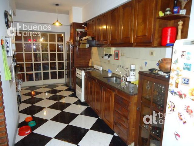 Balbastro al 1300, entre Cachimayo y Emilio Mitre. Casa en venta, única por su estilo!