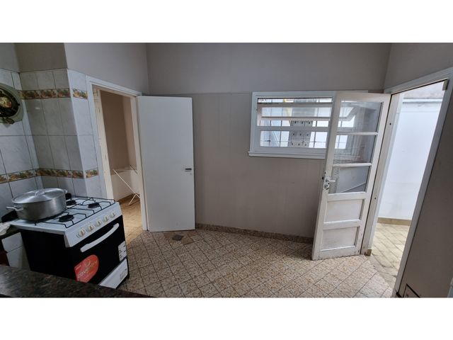 Ph al frente de 3 ambientes con garage y patio. Zona La Perla.