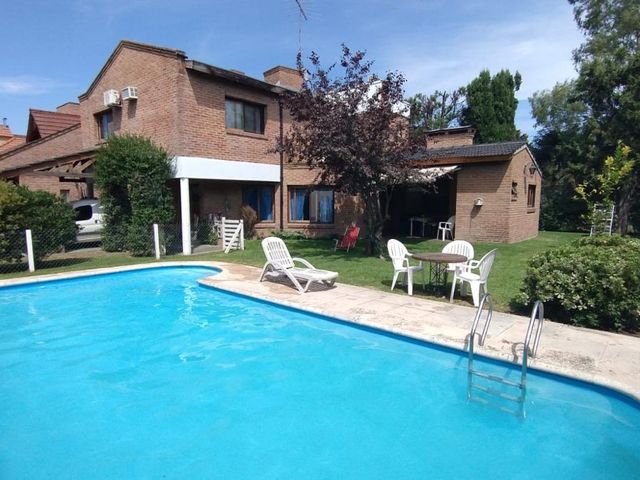 Casa en venta - 4 Dormitorios 4 Baños 2 Cocheras - 600Mts2