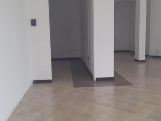 Gaspar de Villarroel , Local en renta, 110 m2, 2 ambientes, 1 baño, 3 parqueaderos