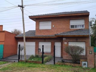 Casa en venta - 3 dormitorios 2 baños - Cochera - 162mts2 - Villa Elisa, La Plata