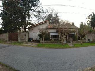 Casa en venta - 2 dormitorios 2 baños - Cochera - 1371mts2 - Villa Elisa, La Plata