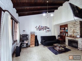Casa venta 3 dormitorios, 2 baños, 1 escritorio, 1 cochera - 300 mts2 totales - Manuel B Gonnet