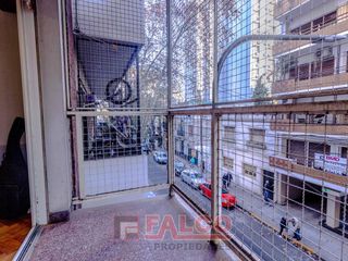 Departamento de dos ambientes con balcón a la calle - Amoblado - Incluye wifi, expensas y servicios