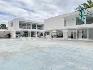 Casa con oficinas y piscina en la Merced, con 1100m2 de terreno