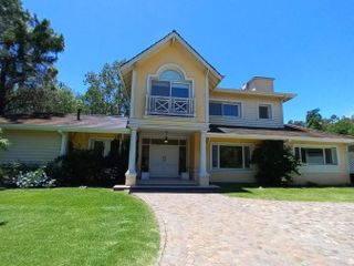 Casa en venta c/ 2 cocheras en Country San Diego