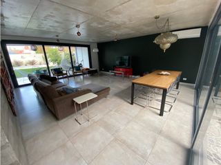 Foto 7 de Divino Rostro Casa estilo minimalista 6 ambientes + parque + pileta