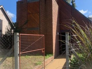 Foto 1 de CASA DE LADRILLOS  C/ 3 HAB Y PARQUE