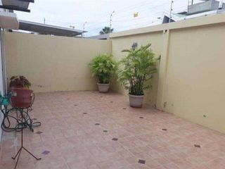 Foto 2 de Venta de casa en condominio zona sur de manta