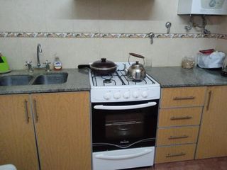 Casa en Chivilcoy, provincia de Buenos Aires. 2 dormitorios, cocina comedor, lavadero, patio chico y terraza.