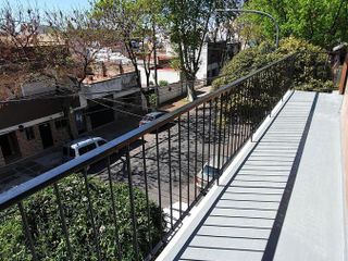 Departamento en Villa del parque de 3 ambientes al frente con balcon corrido