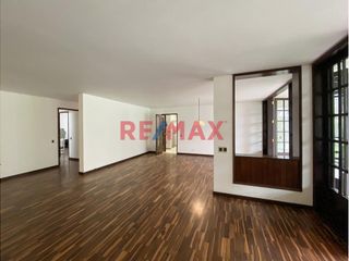Foto 4 de Ubicada en la exclusiva zona de Chacarilla y Valle Hermoso Oeste, esta amplia casa en impecable estado, con un diseño que privilegia la armonía y el e