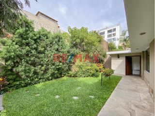 Foto 17 de Ubicada en la exclusiva zona de Chacarilla y Valle Hermoso Oeste, esta amplia casa en impecable estado, con un diseño que privilegia la armonía y el e