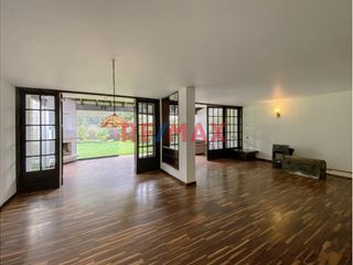 Foto 3 de Ubicada en la exclusiva zona de Chacarilla y Valle Hermoso Oeste, esta amplia casa en impecable estado, con un diseño que privilegia la armonía y el e