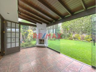 Foto 5 de Ubicada en la exclusiva zona de Chacarilla y Valle Hermoso Oeste, esta amplia casa en impecable estado, con un diseño que privilegia la armonía y el e