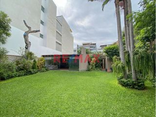 Foto 1 de Ubicada en la exclusiva zona de Chacarilla y Valle Hermoso Oeste, esta amplia casa en impecable estado, con un diseño que privilegia la armonía y el e