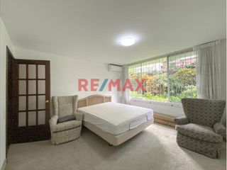 Foto 13 de Ubicada en la exclusiva zona de Chacarilla y Valle Hermoso Oeste, esta amplia casa en impecable estado, con un diseño que privilegia la armonía y el e