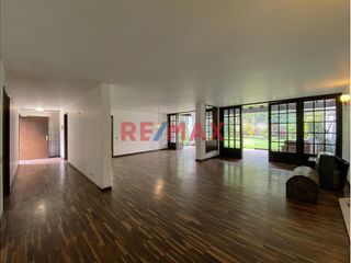 Foto 2 de Ubicada en la exclusiva zona de Chacarilla y Valle Hermoso Oeste, esta amplia casa en impecable estado, con un diseño que privilegia la armonía y el e
