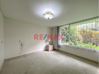 Foto 10 de Ubicada en la exclusiva zona de Chacarilla y Valle Hermoso Oeste, esta amplia casa en impecable estado, con un diseño que privilegia la armonía y el e