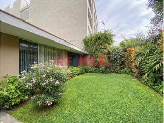 Foto 18 de Ubicada en la exclusiva zona de Chacarilla y Valle Hermoso Oeste, esta amplia casa en impecable estado, con un diseño que privilegia la armonía y el e