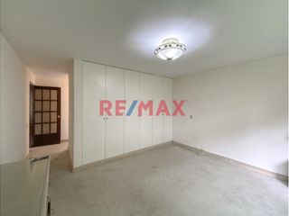 Foto 11 de Ubicada en la exclusiva zona de Chacarilla y Valle Hermoso Oeste, esta amplia casa en impecable estado, con un diseño que privilegia la armonía y el e