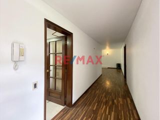 Foto 15 de Ubicada en la exclusiva zona de Chacarilla y Valle Hermoso Oeste, esta amplia casa en impecable estado, con un diseño que privilegia la armonía y el e