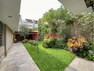 Foto 16 de Ubicada en la exclusiva zona de Chacarilla y Valle Hermoso Oeste, esta amplia casa en impecable estado, con un diseño que privilegia la armonía y el e