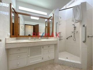 Foto 14 de Ubicada en la exclusiva zona de Chacarilla y Valle Hermoso Oeste, esta amplia casa en impecable estado, con un diseño que privilegia la armonía y el e
