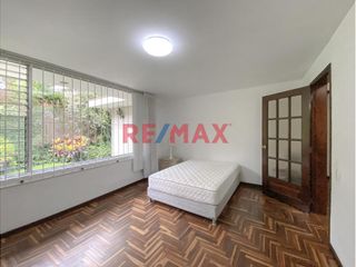 Foto 12 de Ubicada en la exclusiva zona de Chacarilla y Valle Hermoso Oeste, esta amplia casa en impecable estado, con un diseño que privilegia la armonía y el e