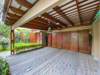 Foto 19 de Ubicada en la exclusiva zona de Chacarilla y Valle Hermoso Oeste, esta amplia casa en impecable estado, con un diseño que privilegia la armonía y el e