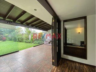 Foto 6 de Ubicada en la exclusiva zona de Chacarilla y Valle Hermoso Oeste, esta amplia casa en impecable estado, con un diseño que privilegia la armonía y el e