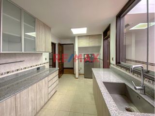 Foto 9 de Ubicada en la exclusiva zona de Chacarilla y Valle Hermoso Oeste, esta amplia casa en impecable estado, con un diseño que privilegia la armonía y el e